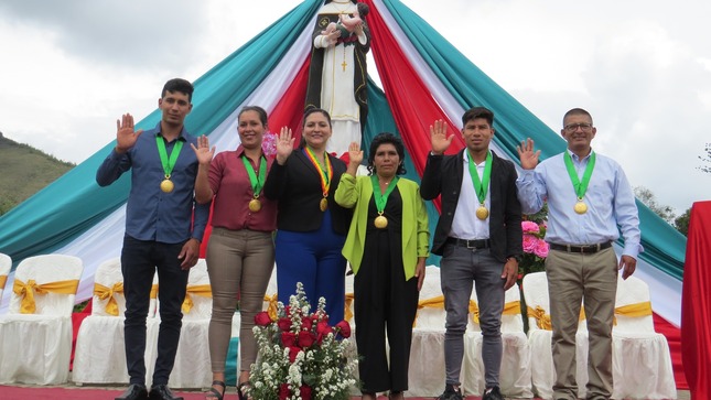 En una ceremonia solemne y con una masiva asistencia de la población, Linet Novoa tomó juramento al cargo como Burgo Maestre distrital de Santa Rosa. Junto a ella, los regidores miembros del Consejo Municipal también juramentaron, reafirmando su compromiso de trabajar por el desarrollo y bienestar del distrito. La plaza principal se llenó de vecinos y vecinas que acudieron para ser testigos de este importante acontecimiento, mostrando su apoyo y confianza en las nuevas autoridades.

El evento contó con la presencia de destacadas autoridades electas, entre ellas el alcalde provincial de Rodríguez de Mendoza, Nilser Tafur Peláez, quien destacó la importancia de la colaboración entre los distintos niveles de gobierno para lograr un progreso sostenido en la región. La alcaldesa Linet Novoa agradeció el respaldo de la comunidad y de sus colegas, prometiendo una gestión transparente, eficiente y orientada a las necesidades de todos los ciudadanos de Santa Rosa.
