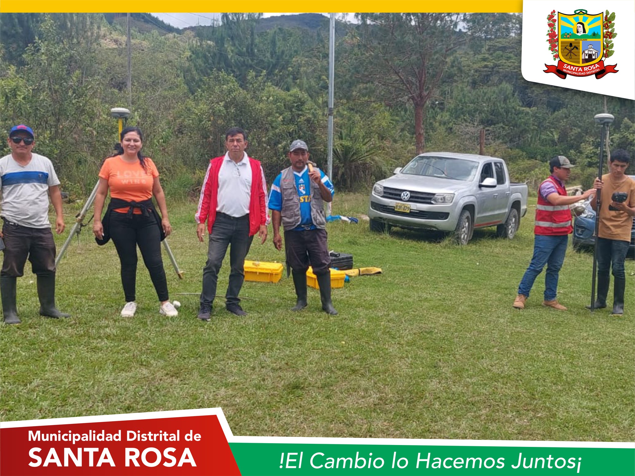 La Municipalidad Distrital de Santa Rosa, bajo la dirección de la alcaldesa Psic. Linet Novoa Iberico, ha comenzado los trabajos para la elaboración de proyectos de preinversión enfocados en el desarrollo del distrito. En el caserío Trancahuayco se ha realizado un estudio topográfico para la construcción y mejoramiento del campo deportivo, con la conservación del césped natural, así como la implementación de servicios higiénicos y graderías, con el objetivo de fomentar la actividad deportiva y generar empleo local.
Simultáneamente, en el caserío Ramos, se está elaborando un proyecto de mejoramiento del campo deportivo de mini fútbol y voleibol, que incluye la implementación de un cerco perimétrico, la construcción de servicios higiénicos, graderías y la mejora de los accesos. Estas iniciativas buscan no solo mejorar las infraestructuras deportivas, sino también promover el bienestar comunitario y el desarrollo económico del distrito.