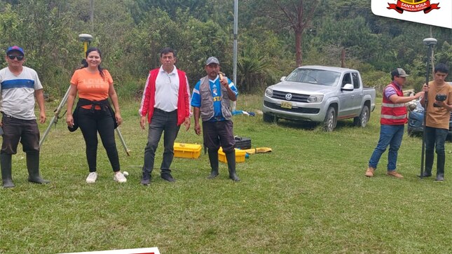 La Municipalidad Distrital de Santa Rosa, bajo la dirección de la alcaldesa Psic. Linet Novoa Iberico, ha comenzado los trabajos para la elaboración de proyectos de preinversión enfocados en el desarrollo del distrito. En el caserío Trancahuayco se ha realizado un estudio topográfico para la construcción y mejoramiento del campo deportivo, con la conservación del césped natural, así como la implementación de servicios higiénicos y graderías, con el objetivo de fomentar la actividad deportiva y generar empleo local.

Simultáneamente, en el caserío Ramos, se está elaborando un proyecto de mejoramiento del campo deportivo de mini fútbol y voleibol, que incluye la implementación de un cerco perimétrico, la construcción de servicios higiénicos, graderías y la mejora de los accesos. Estas iniciativas buscan no solo mejorar las infraestructuras deportivas, sino también promover el bienestar comunitario y el desarrollo económico del distrito.
