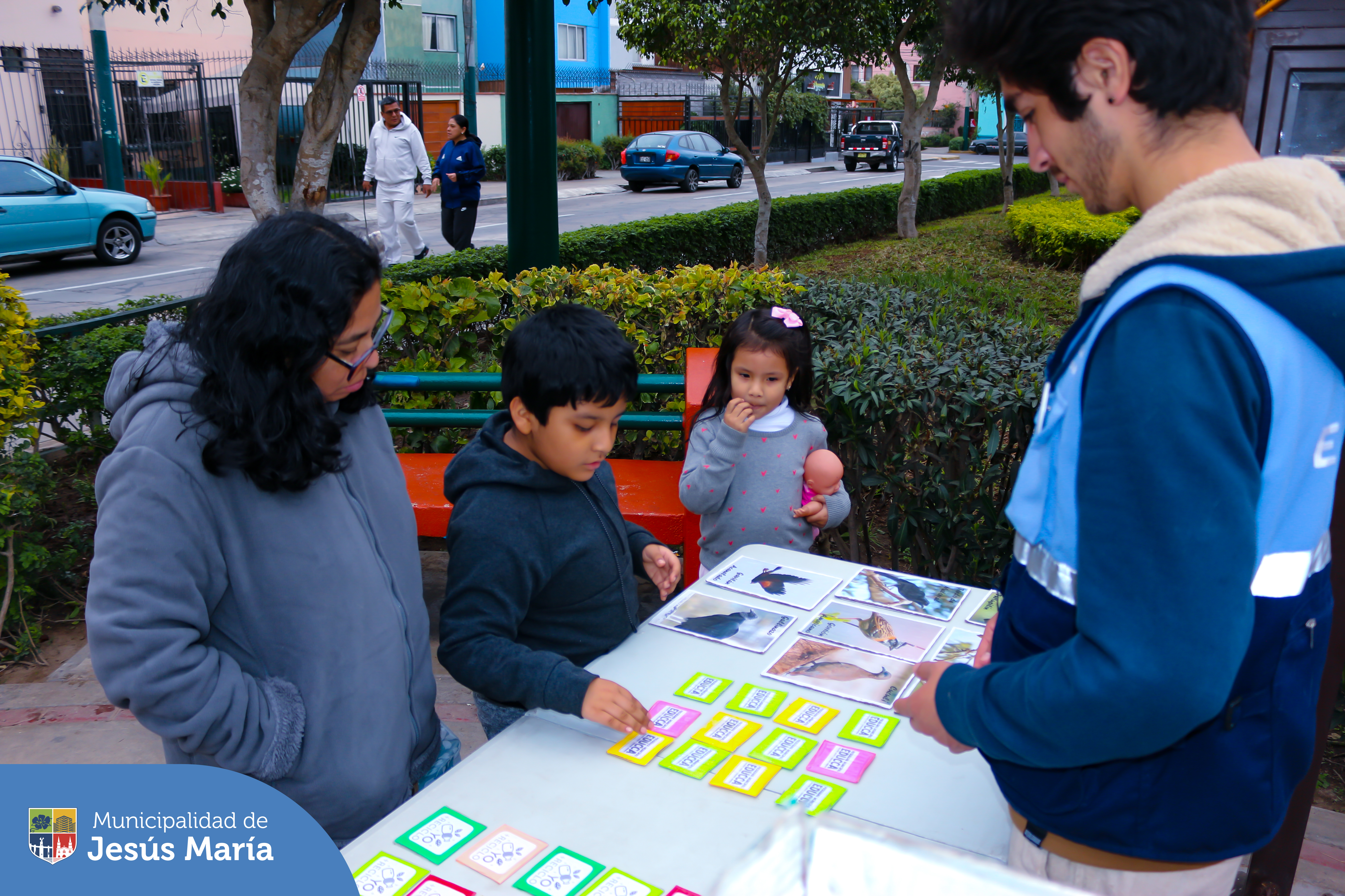 Con el objetivo de fomentar valores hacia el cuidado y protección de nuestro planeta 🌎 se realizó el programa EDUCCA en tu Parque Huiracocha, ♻️
👏🏻 Los vecinos y sus pequeños participaron de diversas actividades como el taller de manualidades con material reciclado, 📦 juegos didácticos y aprendieron sobre el cuidado del medio ambiente.