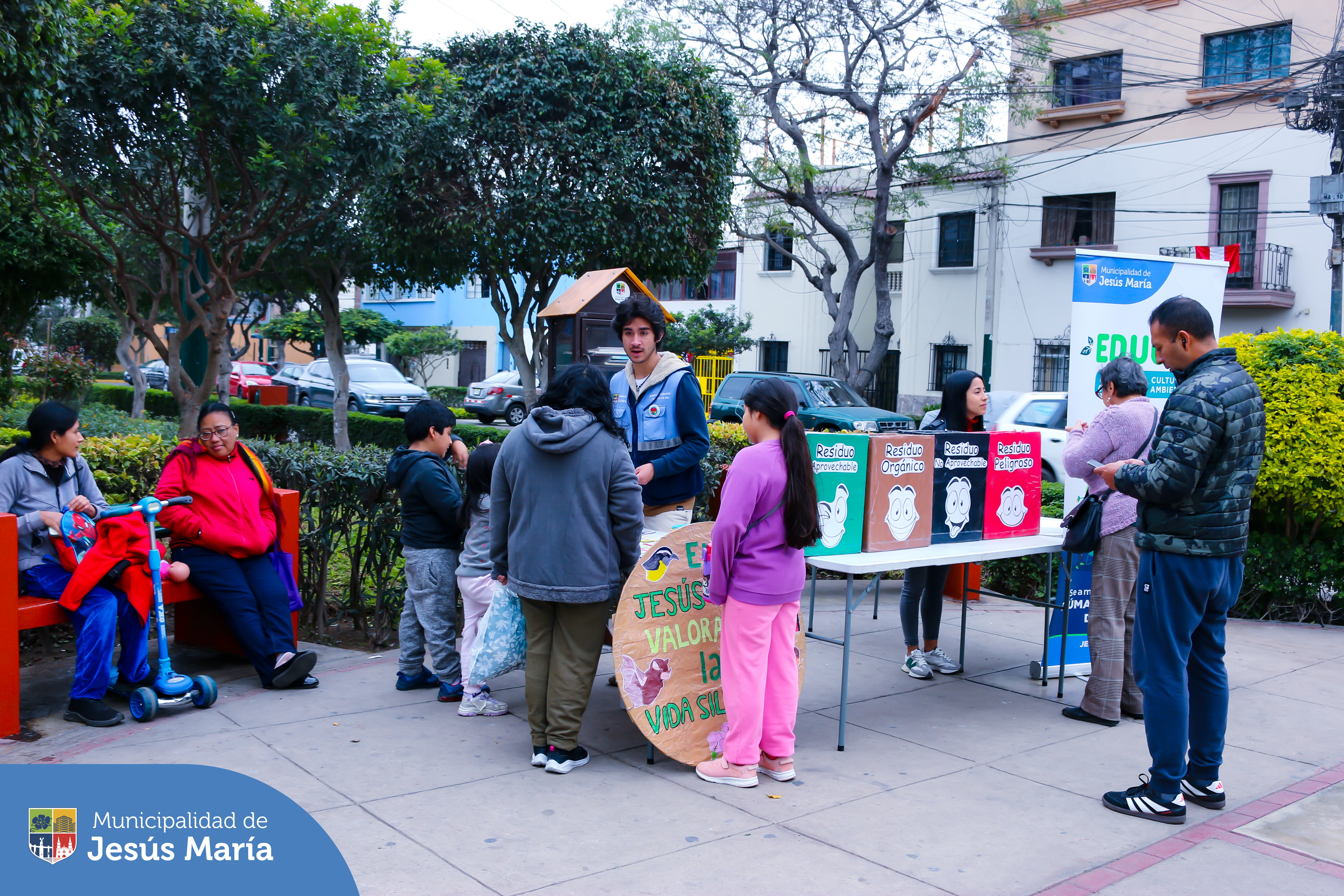 Con el objetivo de fomentar valores hacia el cuidado y protección de nuestro planeta 🌎 se realizó el programa EDUCCA en tu Parque Huiracocha, ♻️
👏🏻 Los vecinos y sus pequeños participaron de diversas actividades como el taller de manualidades con material reciclado, 📦 juegos didácticos y aprendieron sobre el cuidado del medio ambiente.