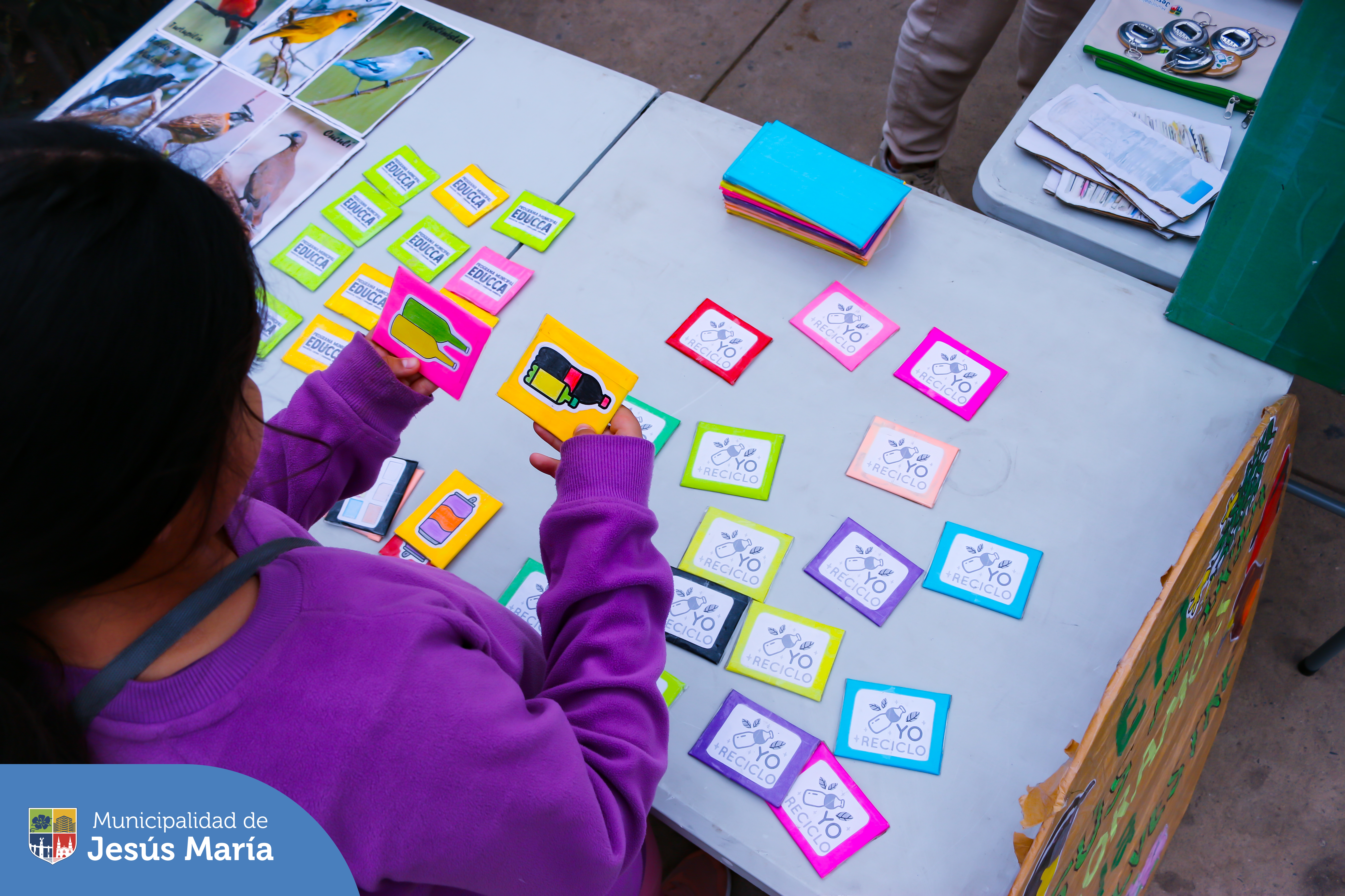 Con el objetivo de fomentar valores hacia el cuidado y protección de nuestro planeta 🌎 se realizó el programa EDUCCA en tu Parque Huiracocha, ♻️
👏🏻 Los vecinos y sus pequeños participaron de diversas actividades como el taller de manualidades con material reciclado, 📦 juegos didácticos y aprendieron sobre el cuidado del medio ambiente.
