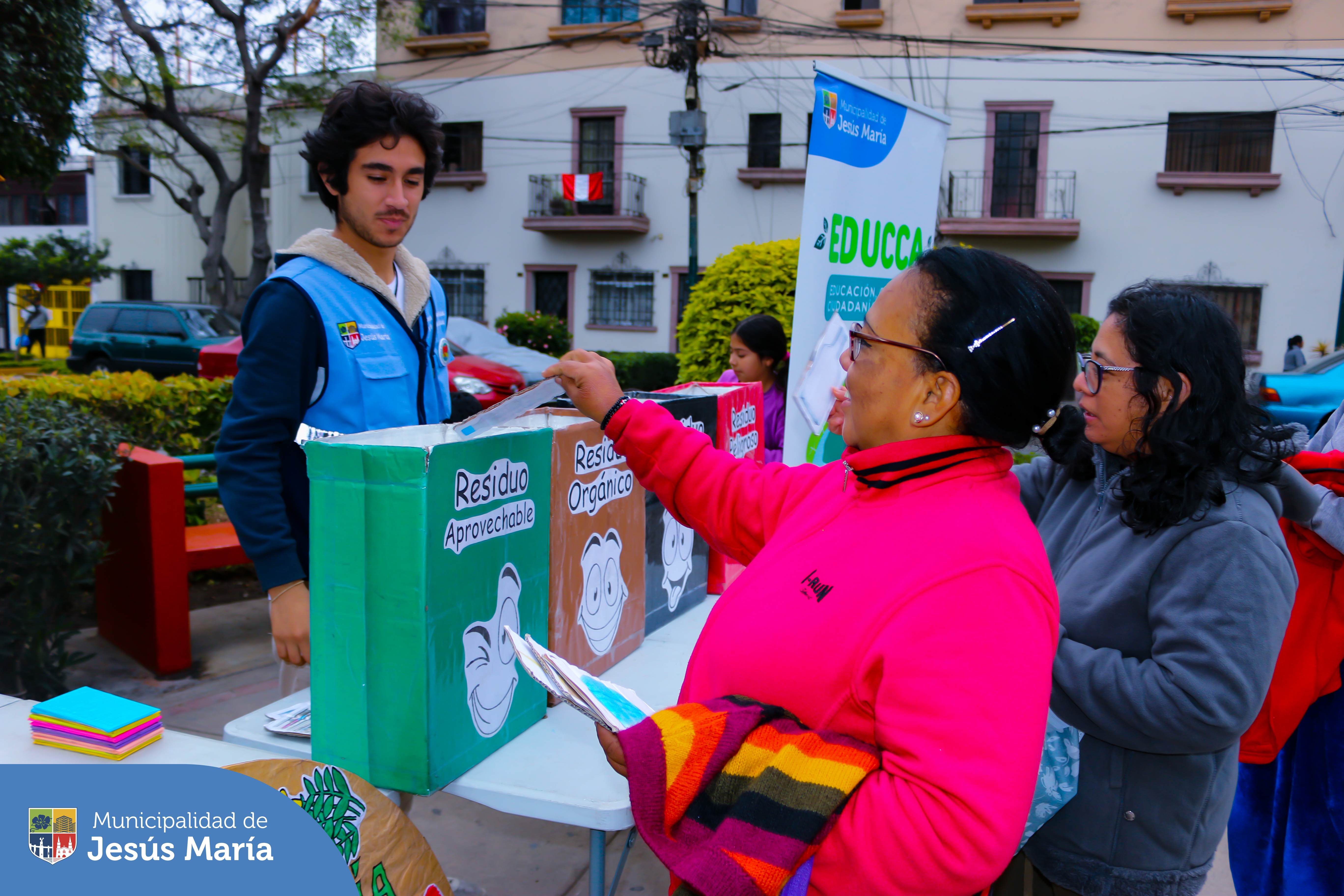 Con el objetivo de fomentar valores hacia el cuidado y protección de nuestro planeta 🌎 se realizó el programa EDUCCA en tu Parque Huiracocha, ♻️
👏🏻 Los vecinos y sus pequeños participaron de diversas actividades como el taller de manualidades con material reciclado, 📦 juegos didácticos y aprendieron sobre el cuidado del medio ambiente.