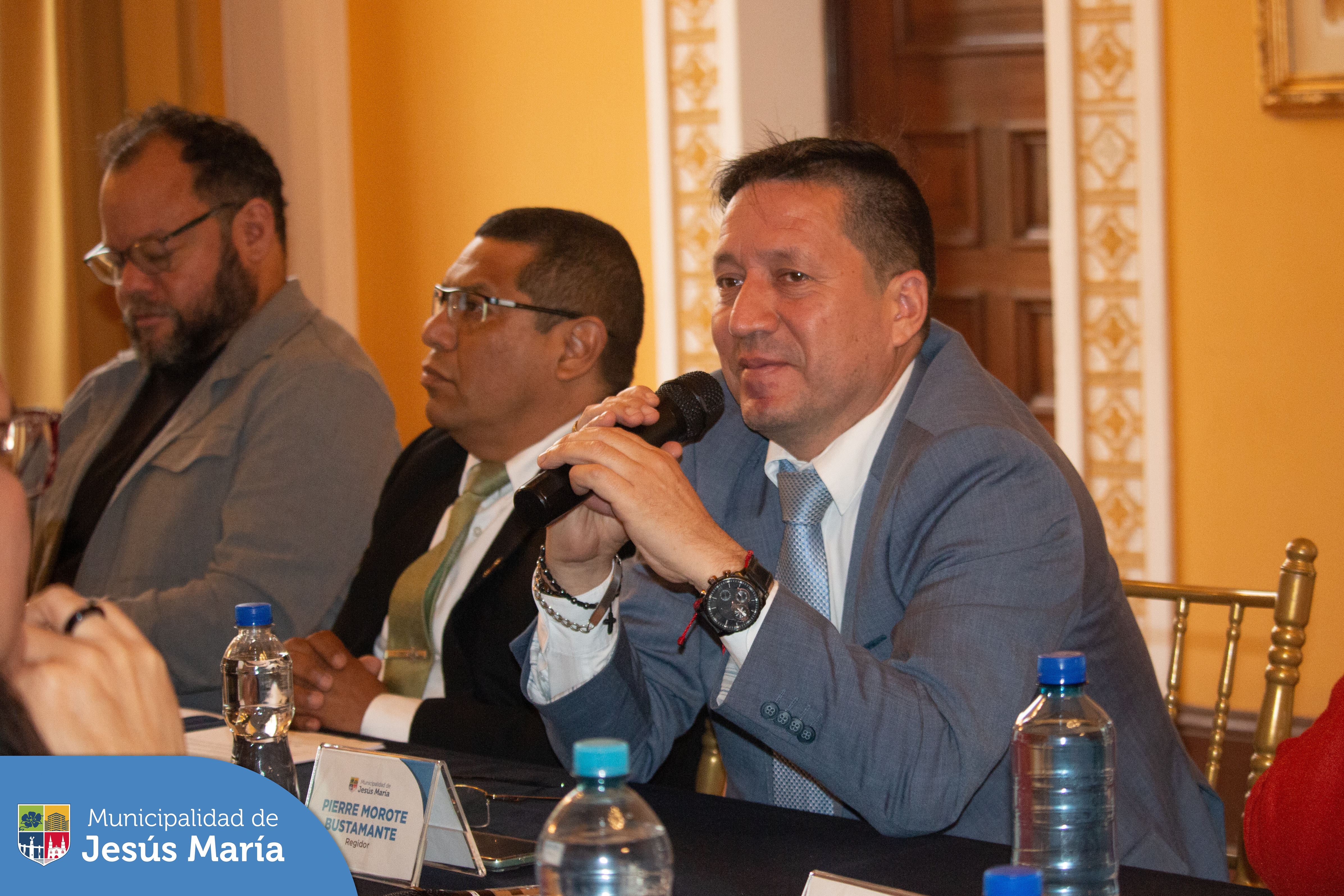 Se realizó la Sesión Ordinaria del Concejo Municipal 🤝 liderada por nuestro alcalde Jesús Gálvez Olivares.
Mira aquí el 📹 video completo y entérate de los temas tratados:
* bit.ly/3zYvwJy
* bit.ly/3Wk544t