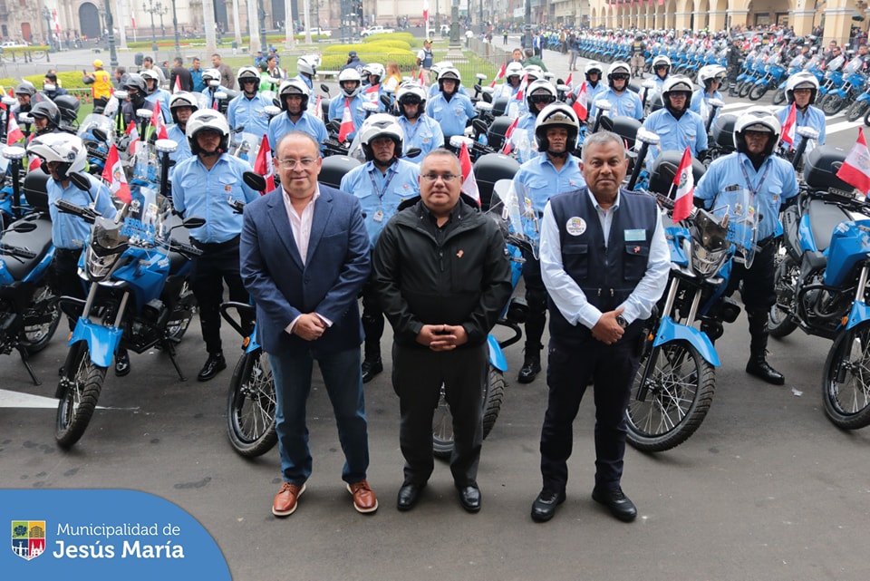 ¡Una buena noticia! 👏🏻 Con apoyo de la Municipalidad de Lima, nuestro alcalde Jesús Gálvez Olivares, recibió las 30 modernas motocicletas lineales 🏍️ que contribuirán a fortalecer la Seguridad Ciudadana en el distrito. 🚨