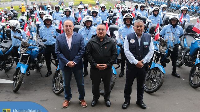 ¡Una buena noticia! 👏🏻 Con apoyo de la Municipalidad de Lima, nuestro alcalde Jesús Gálvez Olivares, recibió las 30 modernas motocicletas lineales 🏍️ que contribuirán a fortalecer la Seguridad Ciudadana en el distrito. 🚨
