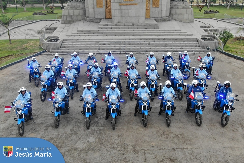 ¡Una buena noticia! 👏🏻 Con apoyo de la Municipalidad de Lima, nuestro alcalde Jesús Gálvez Olivares, recibió las 30 modernas motocicletas lineales 🏍️ que contribuirán a fortalecer la Seguridad Ciudadana en el distrito. 🚨