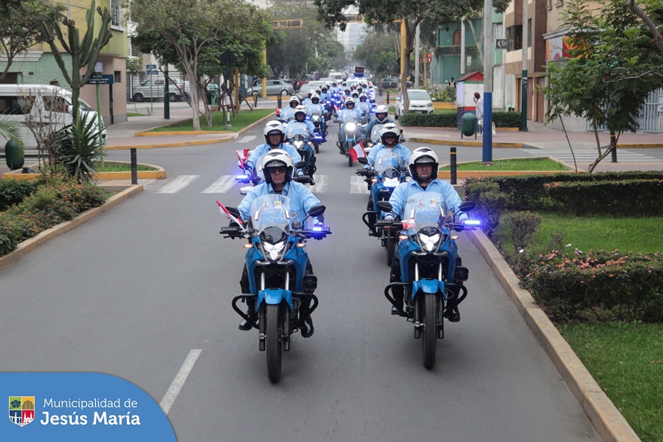 ¡Una buena noticia! 👏🏻 Con apoyo de la Municipalidad de Lima, nuestro alcalde Jesús Gálvez Olivares, recibió las 30 modernas motocicletas lineales 🏍️ que contribuirán a fortalecer la Seguridad Ciudadana en el distrito. 🚨