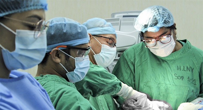 Médicos de EsSalud devuelven la movilidad en el brazo a mujer de 67 años con artrosis severa