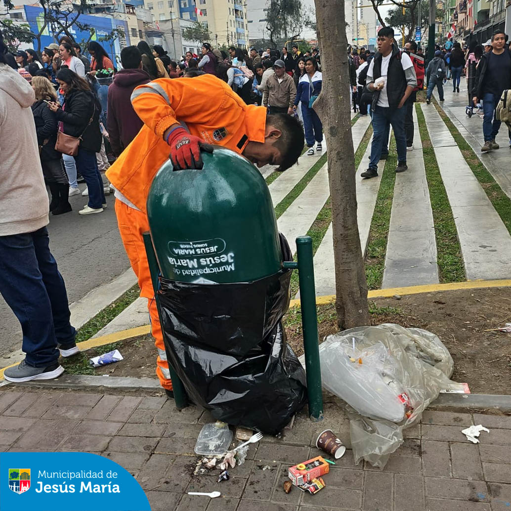 Culminada la Gran Parada y Desfile Cívico Militar 💂🏻♂️ en la Av. Brasil, neuestro personal de Limpieza Pública con apoyo de Áreas Verdes procedieron a realizar el barrido 🧹 y recojo de desperdicios para dejar la avenida y calles aledañas de Jesús María, completamente limpias.