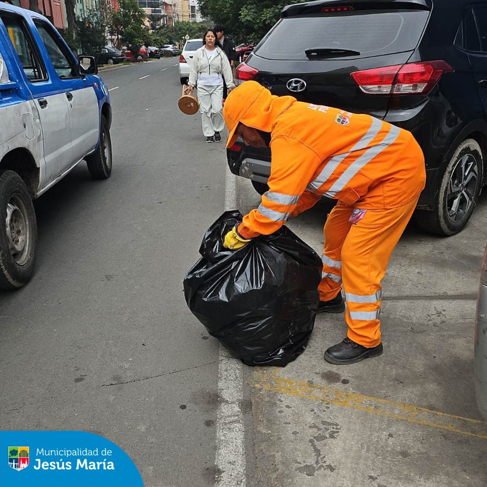 Culminada la Gran Parada y Desfile Cívico Militar 💂🏻♂️ en la Av. Brasil, neuestro personal de Limpieza Pública con apoyo de Áreas Verdes procedieron a realizar el barrido 🧹 y recojo de desperdicios para dejar la avenida y calles aledañas de Jesús María, completamente limpias.