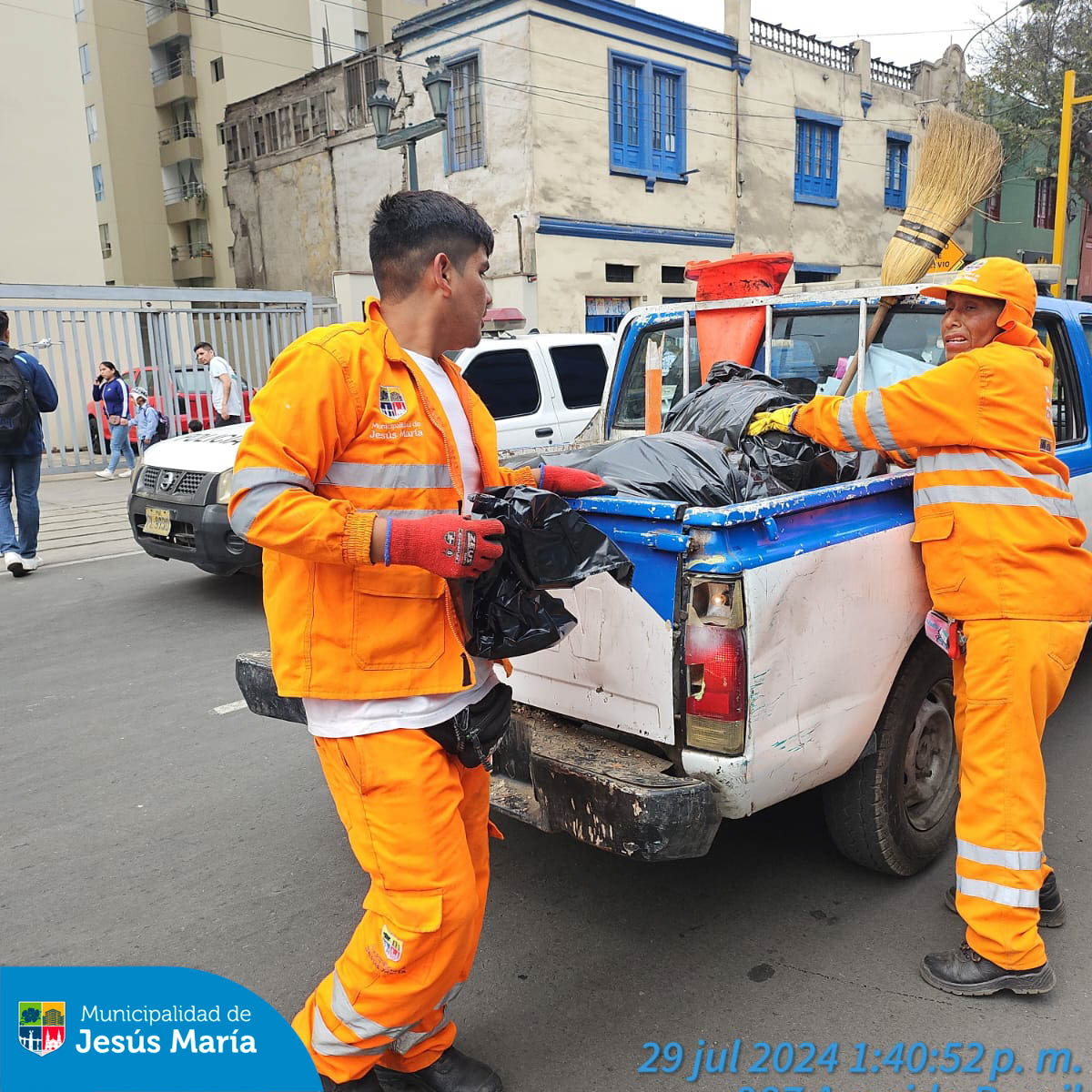 Culminada la Gran Parada y Desfile Cívico Militar 💂🏻♂️ en la Av. Brasil, neuestro personal de Limpieza Pública con apoyo de Áreas Verdes procedieron a realizar el barrido 🧹 y recojo de desperdicios para dejar la avenida y calles aledañas de Jesús María, completamente limpias.