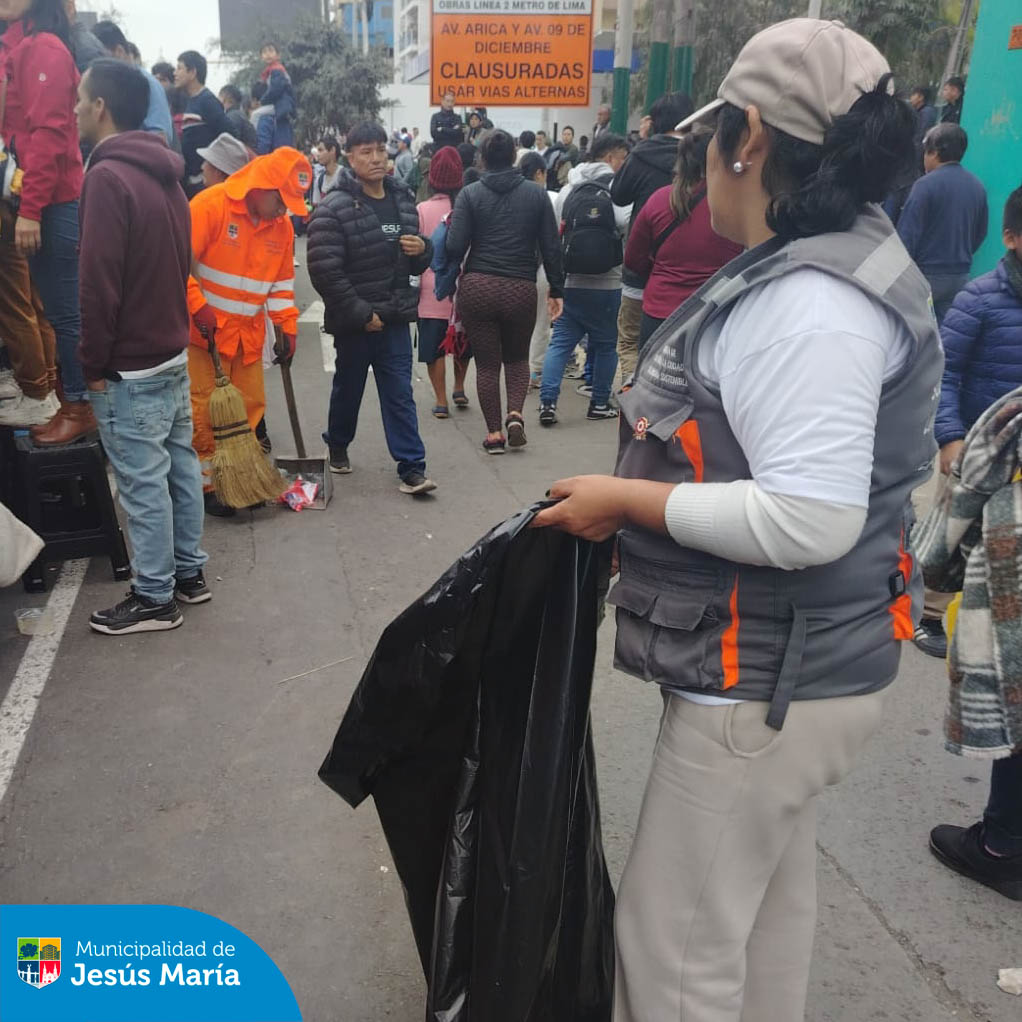 Culminada la Gran Parada y Desfile Cívico Militar 💂🏻♂️ en la Av. Brasil, neuestro personal de Limpieza Pública con apoyo de Áreas Verdes procedieron a realizar el barrido 🧹 y recojo de desperdicios para dejar la avenida y calles aledañas de Jesús María, completamente limpias.