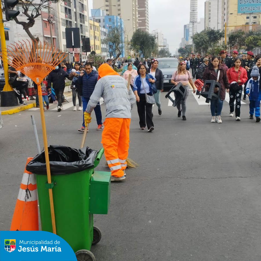 Culminada la Gran Parada y Desfile Cívico Militar 💂🏻♂️ en la Av. Brasil, neuestro personal de Limpieza Pública con apoyo de Áreas Verdes procedieron a realizar el barrido 🧹 y recojo de desperdicios para dejar la avenida y calles aledañas de Jesús María, completamente limpias.