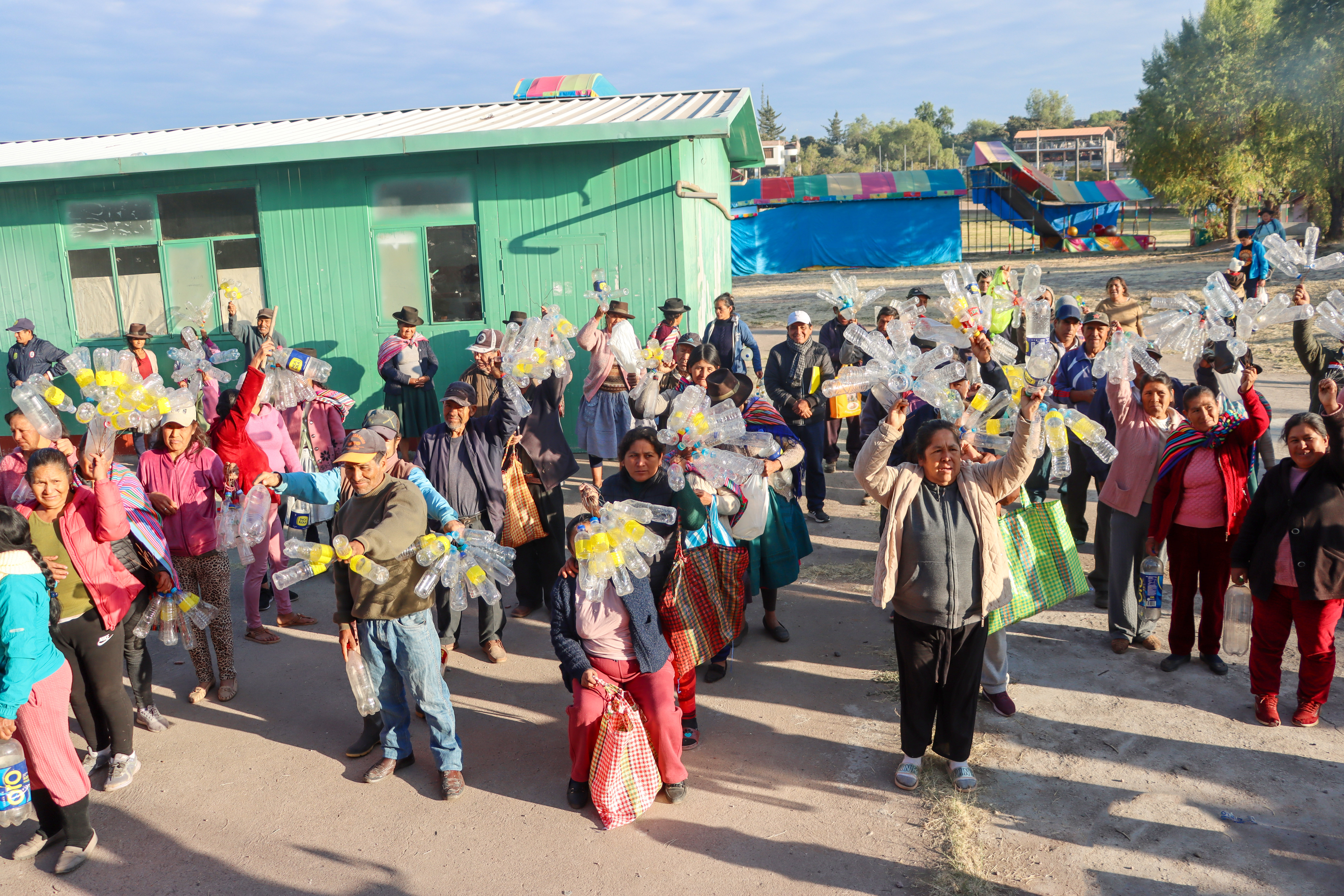 DRA Ayacucho instaló 5 mil trampas caseras en Maynay para combatir la mosca de la fruta