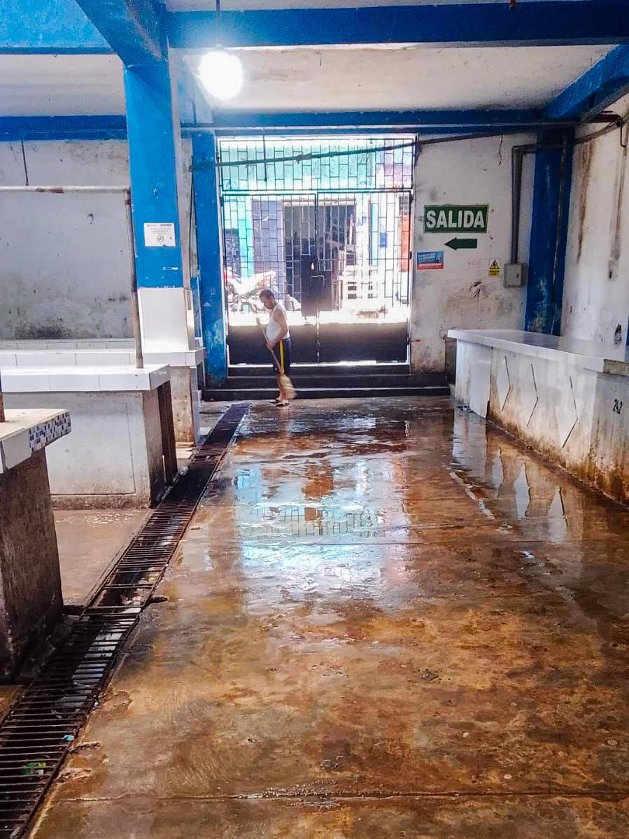 Limpieza y baldeo del Mercado de la Casona de Belén