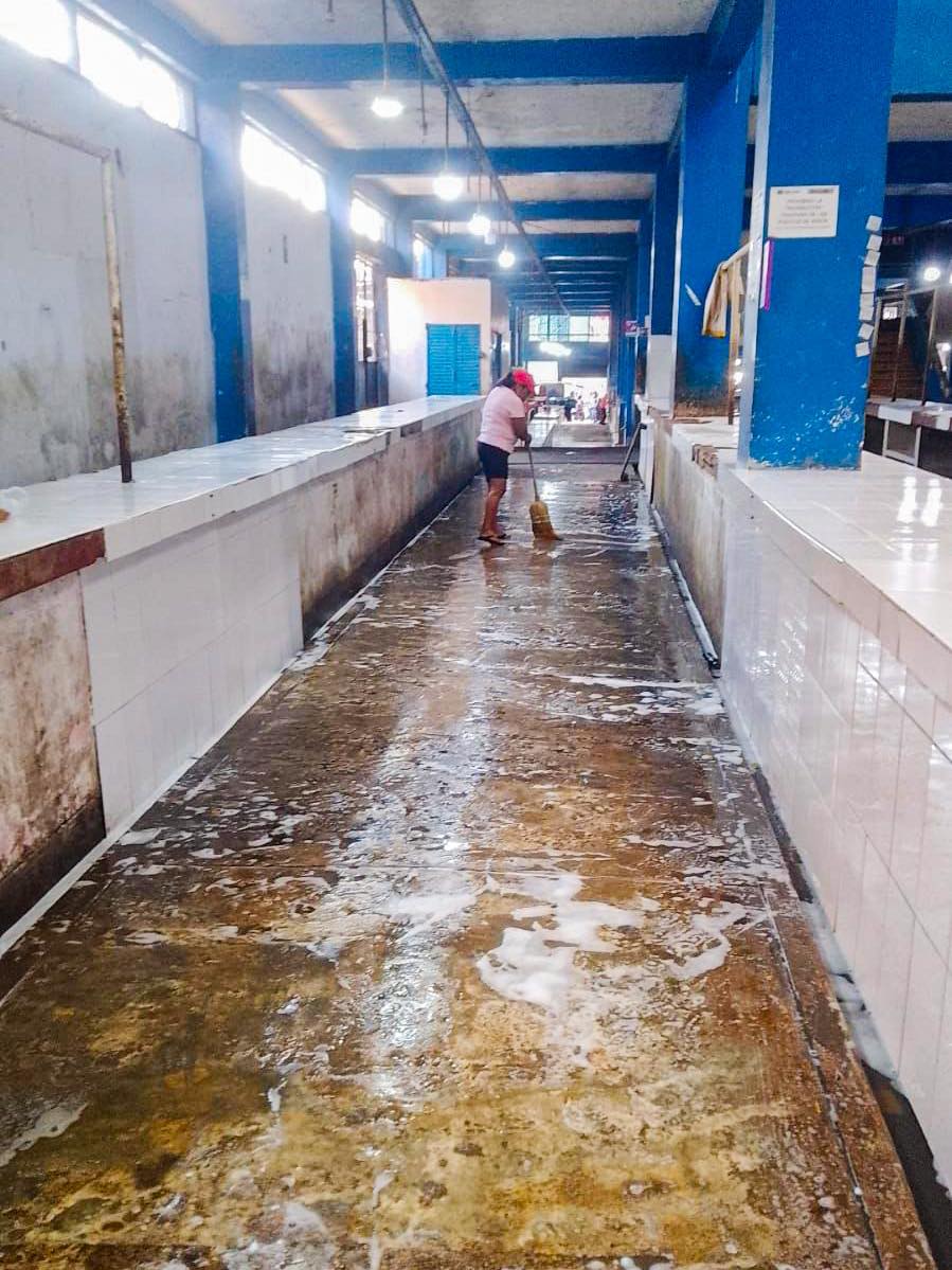 Limpieza y baldeo del Mercado de la Casona de Belén