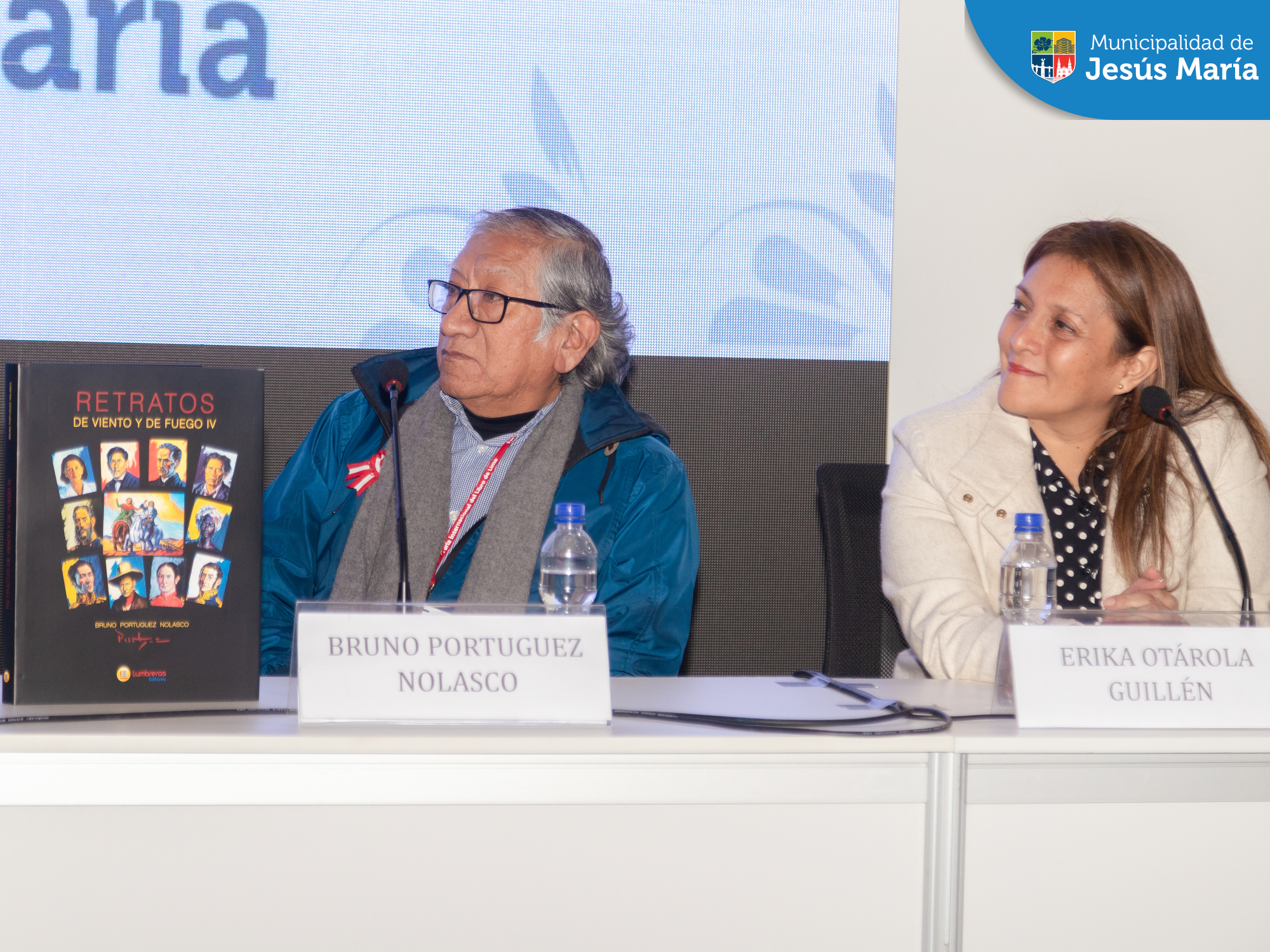Compartimos algunas imágenes de lo que fue la presentación del libro 𝐑𝐞𝐭𝐫𝐚𝐭𝐨𝐬 𝐝𝐞 𝐕𝐢𝐞𝐧𝐭𝐨 𝐲 𝐝𝐞 𝐅𝐮𝐞𝐠𝐨 𝐈𝐕 📖 del destacado artista Bruno Portuguez Nolasco. 🎨
Agradecemos a todos los que nos acompañaron este emocionante evento 👏🏻 y les recordamos que pueden presenciar sus obras en nuestro stand N°80 de la Feria Internacional del Libro de Lima hasta el 6 de agosto. 📚
👉🏻 Vecinos de Jesús María ingresan GRATIS de lunes a jueves mostrando su DNI del distrito! 🙌 *𝐍𝐎 𝐈𝐍𝐂𝐋𝐔𝐘𝐄 𝐅𝐄𝐑𝐈𝐀𝐃𝐎𝐒"