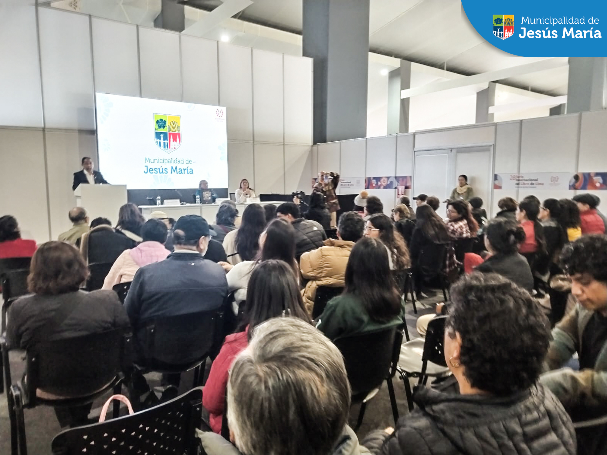 Compartimos algunas imágenes de lo que fue la presentación del libro 𝐑𝐞𝐭𝐫𝐚𝐭𝐨𝐬 𝐝𝐞 𝐕𝐢𝐞𝐧𝐭𝐨 𝐲 𝐝𝐞 𝐅𝐮𝐞𝐠𝐨 𝐈𝐕 📖 del destacado artista Bruno Portuguez Nolasco. 🎨
Agradecemos a todos los que nos acompañaron este emocionante evento 👏🏻 y les recordamos que pueden presenciar sus obras en nuestro stand N°80 de la Feria Internacional del Libro de Lima hasta el 6 de agosto. 📚
👉🏻 Vecinos de Jesús María ingresan GRATIS de lunes a jueves mostrando su DNI del distrito! 🙌 *𝐍𝐎 𝐈𝐍𝐂𝐋𝐔𝐘𝐄 𝐅𝐄𝐑𝐈𝐀𝐃𝐎𝐒"