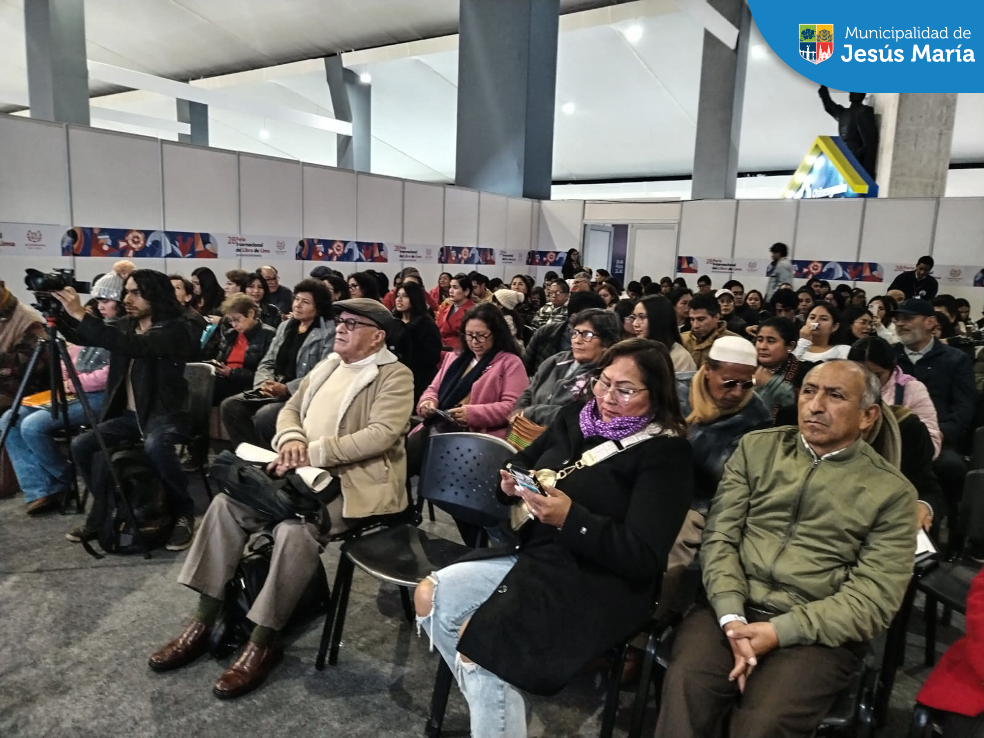Compartimos algunas imágenes de lo que fue la presentación del libro 𝐑𝐞𝐭𝐫𝐚𝐭𝐨𝐬 𝐝𝐞 𝐕𝐢𝐞𝐧𝐭𝐨 𝐲 𝐝𝐞 𝐅𝐮𝐞𝐠𝐨 𝐈𝐕 📖 del destacado artista Bruno Portuguez Nolasco. 🎨
Agradecemos a todos los que nos acompañaron este emocionante evento 👏🏻 y les recordamos que pueden presenciar sus obras en nuestro stand N°80 de la Feria Internacional del Libro de Lima hasta el 6 de agosto. 📚
👉🏻 Vecinos de Jesús María ingresan GRATIS de lunes a jueves mostrando su DNI del distrito! 🙌 *𝐍𝐎 𝐈𝐍𝐂𝐋𝐔𝐘𝐄 𝐅𝐄𝐑𝐈𝐀𝐃𝐎𝐒"