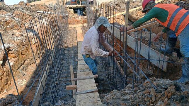 Construcción del canal de pase en la calle Los Vencedores del Asentamiento Humano Las Pampas.