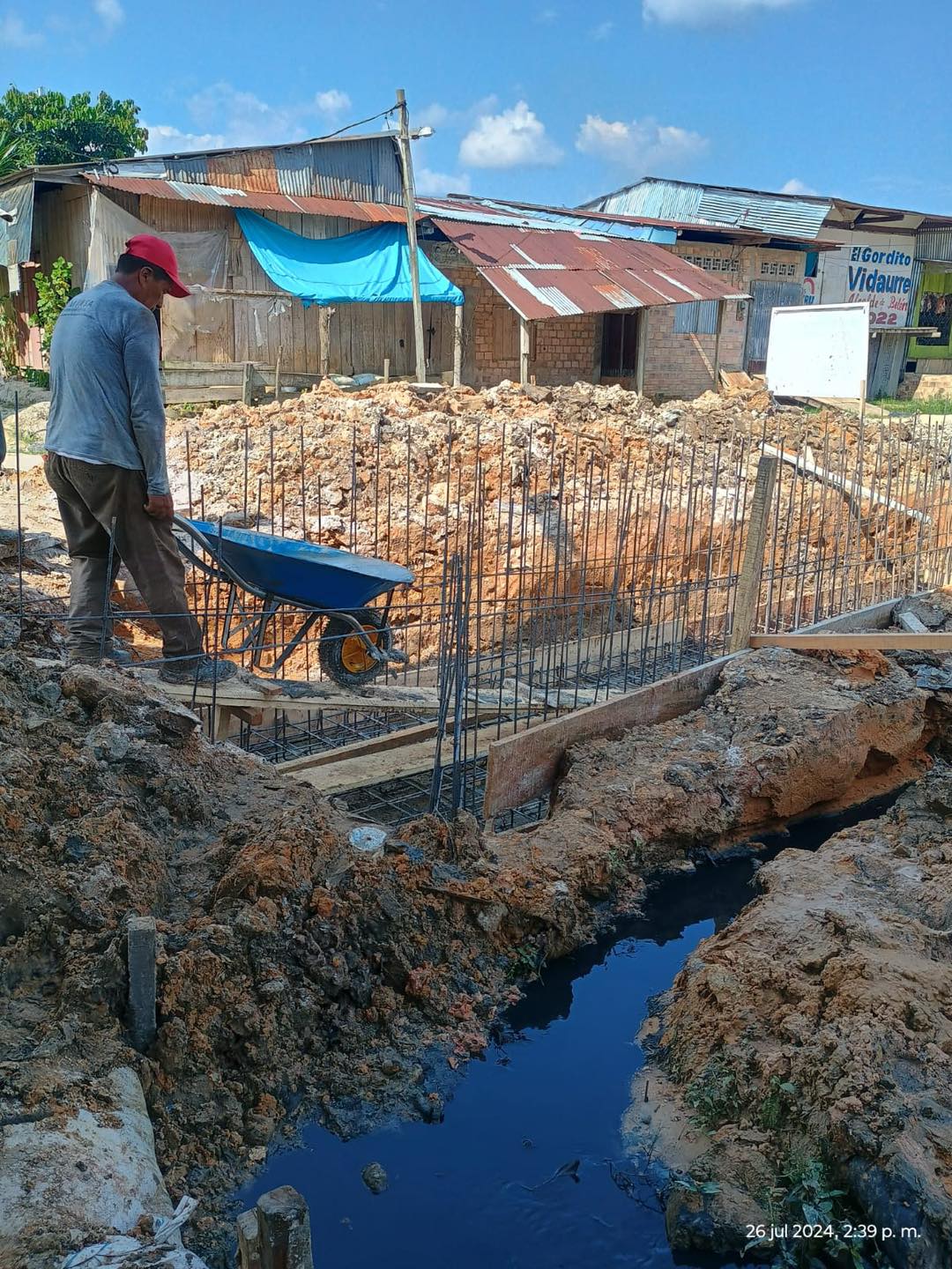 Construcción del canal de pase en la calle Los Vencedores del Asentamiento Humano Las Pampas.