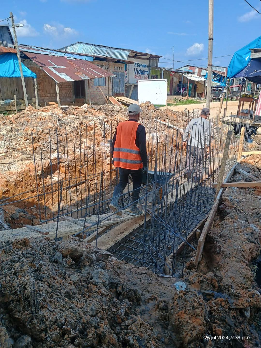 Construcción del canal de pase en la calle Los Vencedores del Asentamiento Humano Las Pampas.