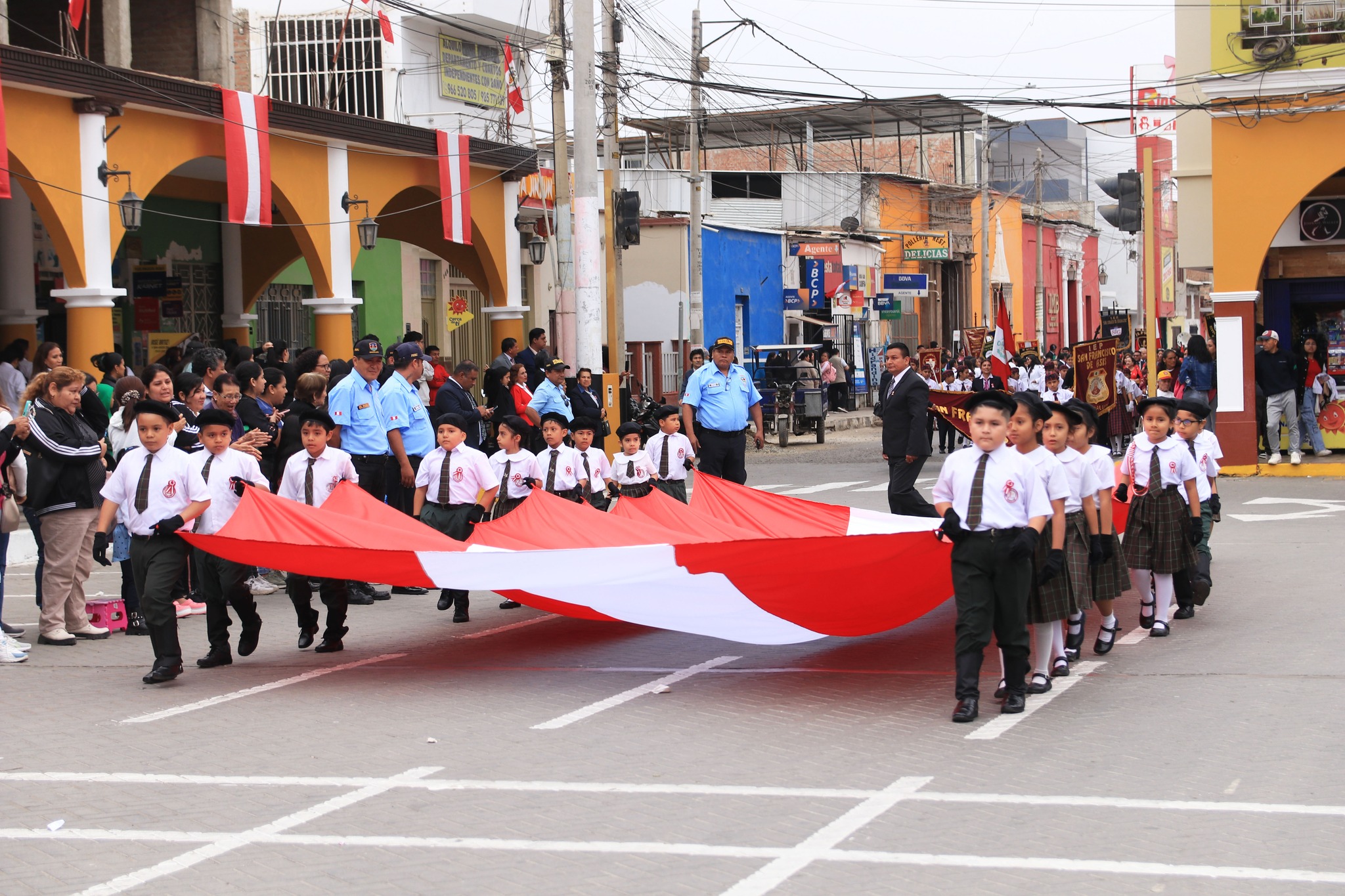 ¡𝗗𝗘𝗦𝗙𝗜𝗟𝗘 𝗖𝗜𝗩𝗜𝗖𝗢 escolar 𝗣𝗢𝗥 𝗙𝗜𝗘𝗦𝗧𝗔𝗦 𝗣𝗔𝗧𝗥𝗜𝗔𝗦!