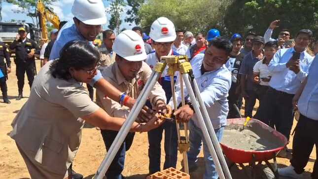 El gobernador regional de Loreto Dr. René Chávez Silvano, arribó a la ciudad de Yurimaguas capital de la provincia de Alto Amazonas para reiniciar la obra del IESP Monseñor Elías Olázar