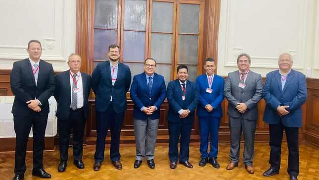 la autoridad regional viajó hasta la ciudad de Lima para reunirse con el Premier Alberto Otarola