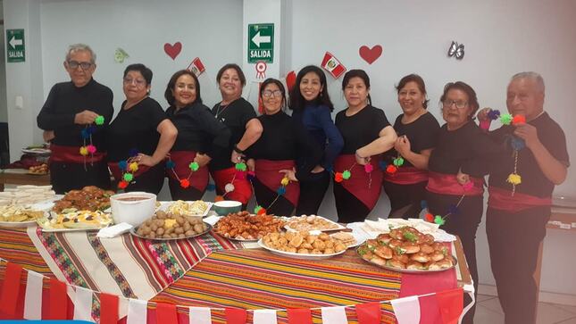 Nos reunimos para agasajar a nuestro país con un delicioso compartir en el CIAM. 🤗 
🙏🏻 Agradecemos a nuestros vecinos por participar de nuestras actividades culturales y recreativas por el 203 aniversario de la Independencia del Perú.