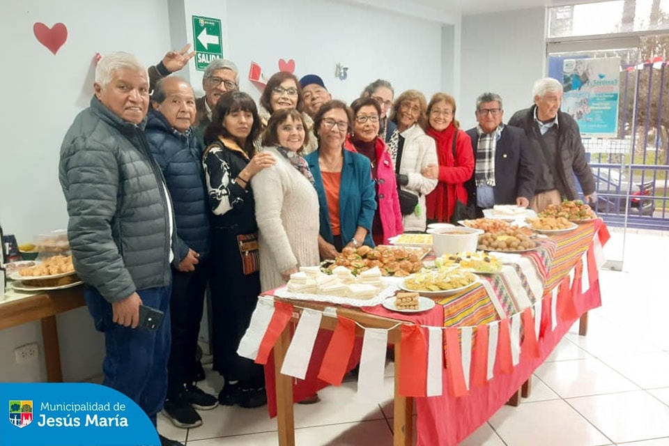 Nos reunimos para agasajar a nuestro país con un delicioso compartir en el CIAM. 🤗
🙏🏻 Agradecemos a nuestros vecinos por participar de nuestras actividades culturales y recreativas por el 203 aniversario de la Independencia del Perú.