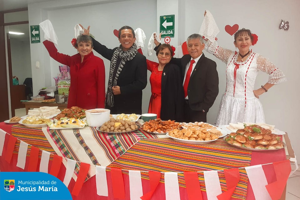 Nos reunimos para agasajar a nuestro país con un delicioso compartir en el CIAM. 🤗
🙏🏻 Agradecemos a nuestros vecinos por participar de nuestras actividades culturales y recreativas por el 203 aniversario de la Independencia del Perú.
