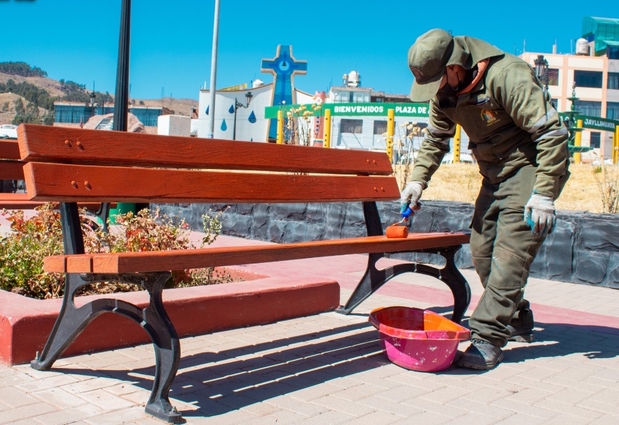 Trabajos de pintado en la plaza de Jayllihuaya mejoran el ornato urbano próximos a su aniversario