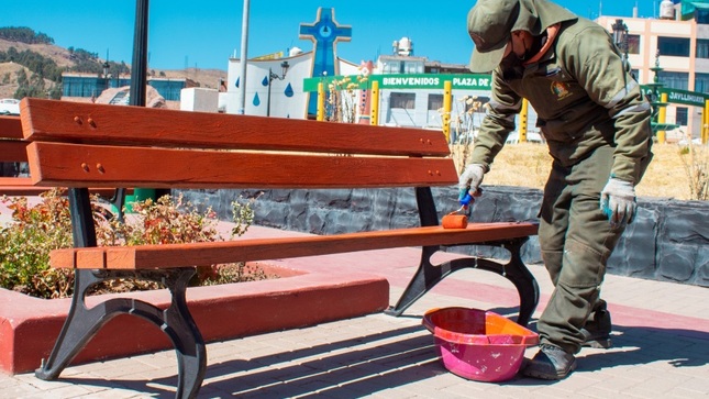 Trabajos de pintado en la plaza de Jayllihuaya mejoran el ornato urbano próximos a su aniversario