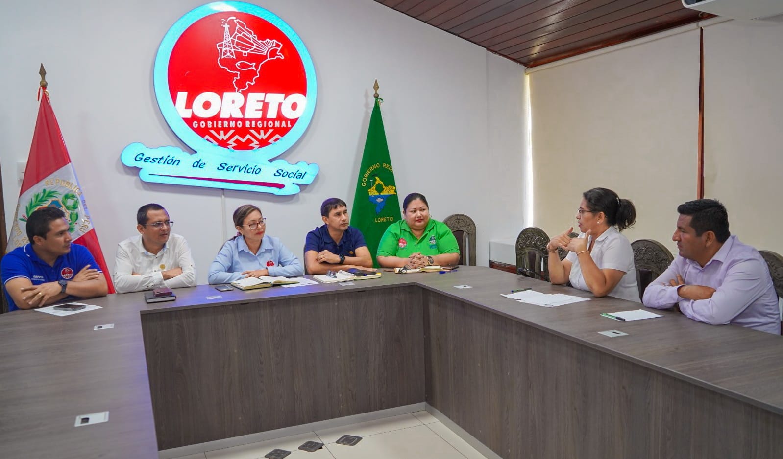 Funcionarios del Gobierno Regional de Loreto, sostuvo una reunión con la directora Adela Media Cornejo junto a directivos y padres de familia del Colegio Rosa Agustina