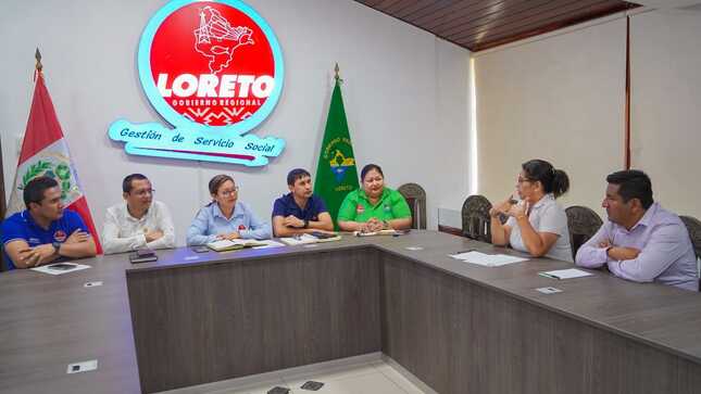 Funcionarios del Gobierno Regional de Loreto, sostuvo una reunión con la directora Adela Media Cornejo junto a directivos y padres de familia del Colegio Rosa Agustina