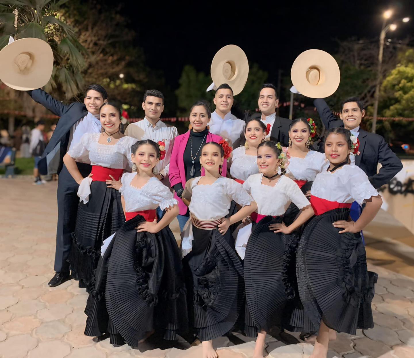 La Subgerencia de Desarrollo Turístico de la Municipalidad Provincial de Sullana llevó a cabo la actividad “Viernes Turístico” en el Parque Bolognesi, como parte de las celebraciones por el aniversario de las Fiestas Patrias. El evento reunió a un gran número de sullaneros que disfrutaron de un espectáculo lleno de música, danza y tradición.
Los asistentes pudieron deleitarse con un variado programa artístico que incluyó marinera y tondero a cargo del grupo cultural “Ritmo y Compas Norteño”. Además, danzaron el alegre el san juanito Puka Aycha de Ecuador y el Carnaval de Ocobamba a cargo de la Agrupación Folklórica Cultural “NUNA QHISPIKA”.
El evento contó con la presencia del regidor Jorge Rodríguez, Presidente de la Comisión de Gestión Agraria, Turismo y Artesanía, quien destacó la importancia de estas actividades para fortalecer la identidad cultural de Sullana y promover el turismo en la región.
“Este tipo de eventos nos permite revalorar nuestra cultura y compartirla con las nuevas generaciones”, señaló el Regidor Rodríguez.
La Lic. Flor Otero Juárez, Subgerenta de Desarrollo Turístico, comentó que el objetivo de esta actividad es celebrar los 203 años de independencia del Perú y recordar la riqueza cultural del país. “Queremos que las personas disfruten de nuestras tradiciones y se sientan orgullosas de ser peruanas”, manifestó.
La actividad también contó con la participación de la I.E. Particular Niño Jesús de Praga, bajo la dirección de la Sra. directora Blanca Rangel, quien fue un aliado estratégico en esta actividad.