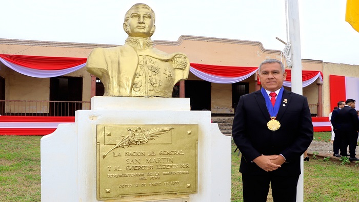 ceremonia central de Izamiento en Retes
