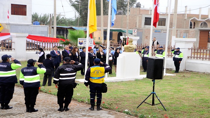 ceremonia central de Izamiento en Retes