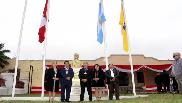 ceremonia central de Izamiento en Retes