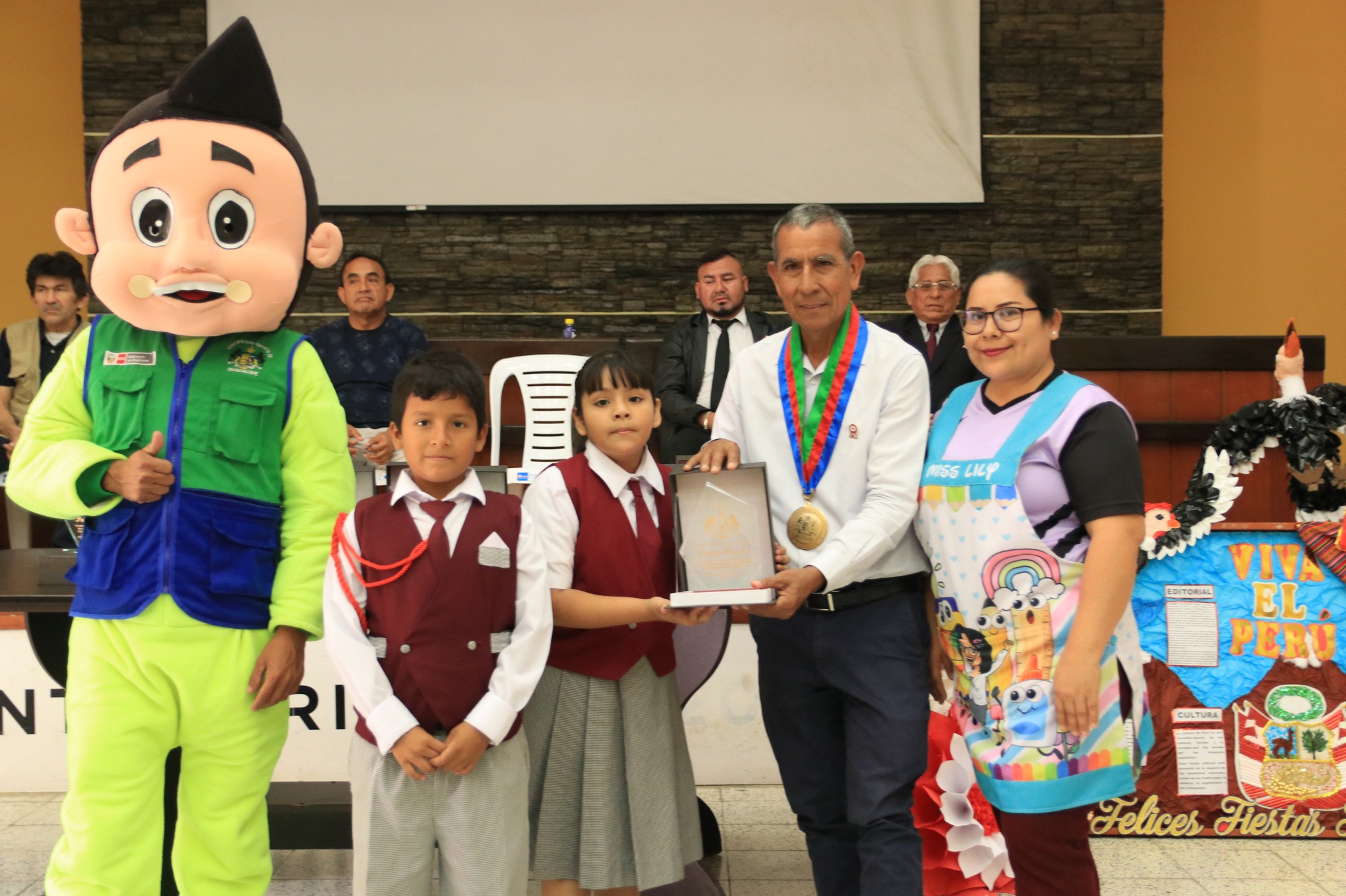 El Alcalde Abog. Juan Castañeda, realizó la entrega de reconocimientos y trofeos a las instituciones educativas