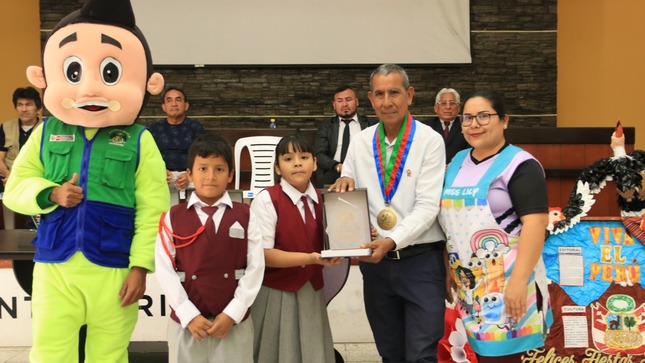  El Alcalde Abog. Juan Castañeda, realizó la entrega de reconocimientos y trofeos a las instituciones educativas 