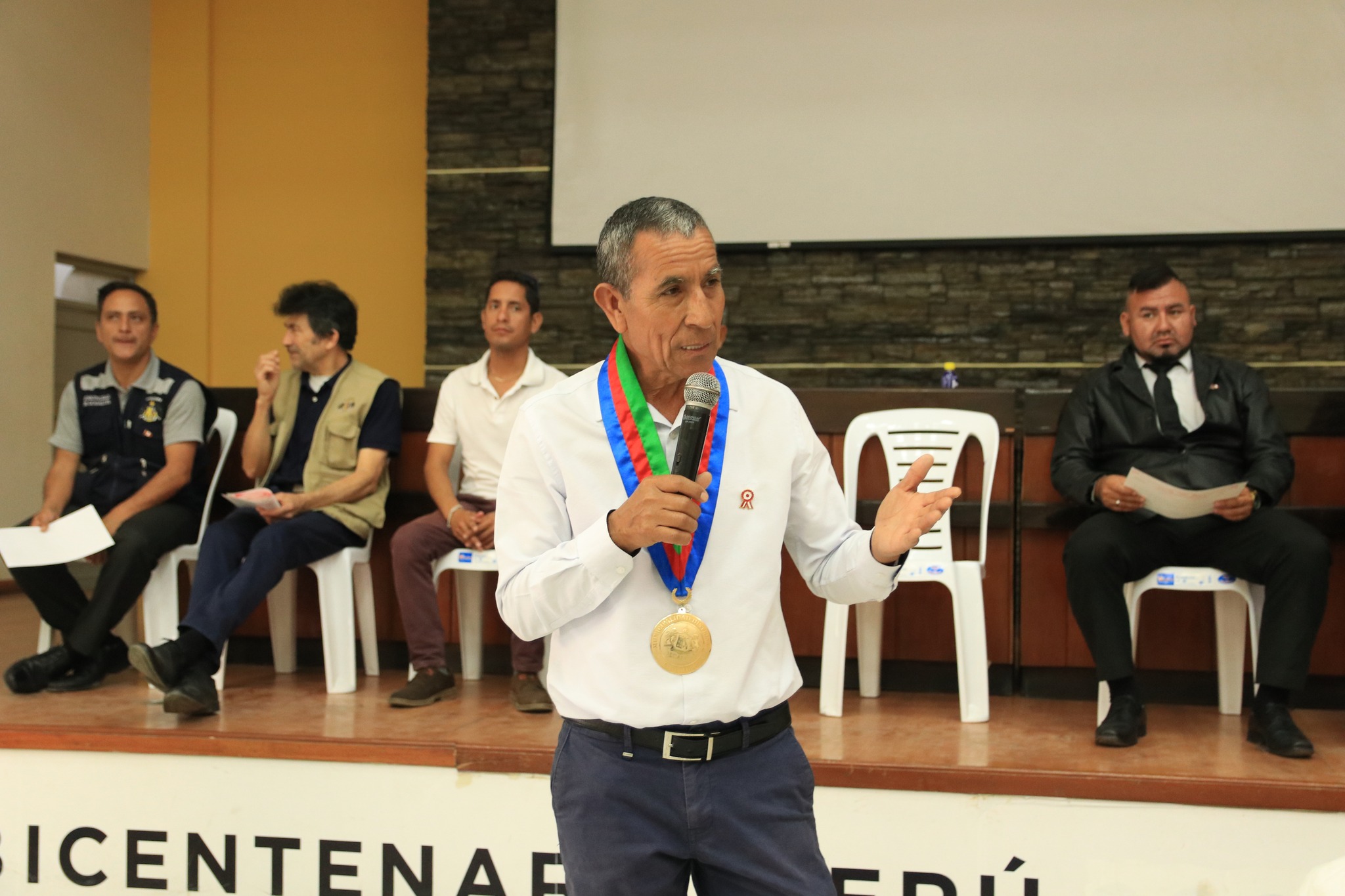 El Alcalde Abog. Juan Castañeda, realizó la entrega de reconocimientos y trofeos a las instituciones educativas