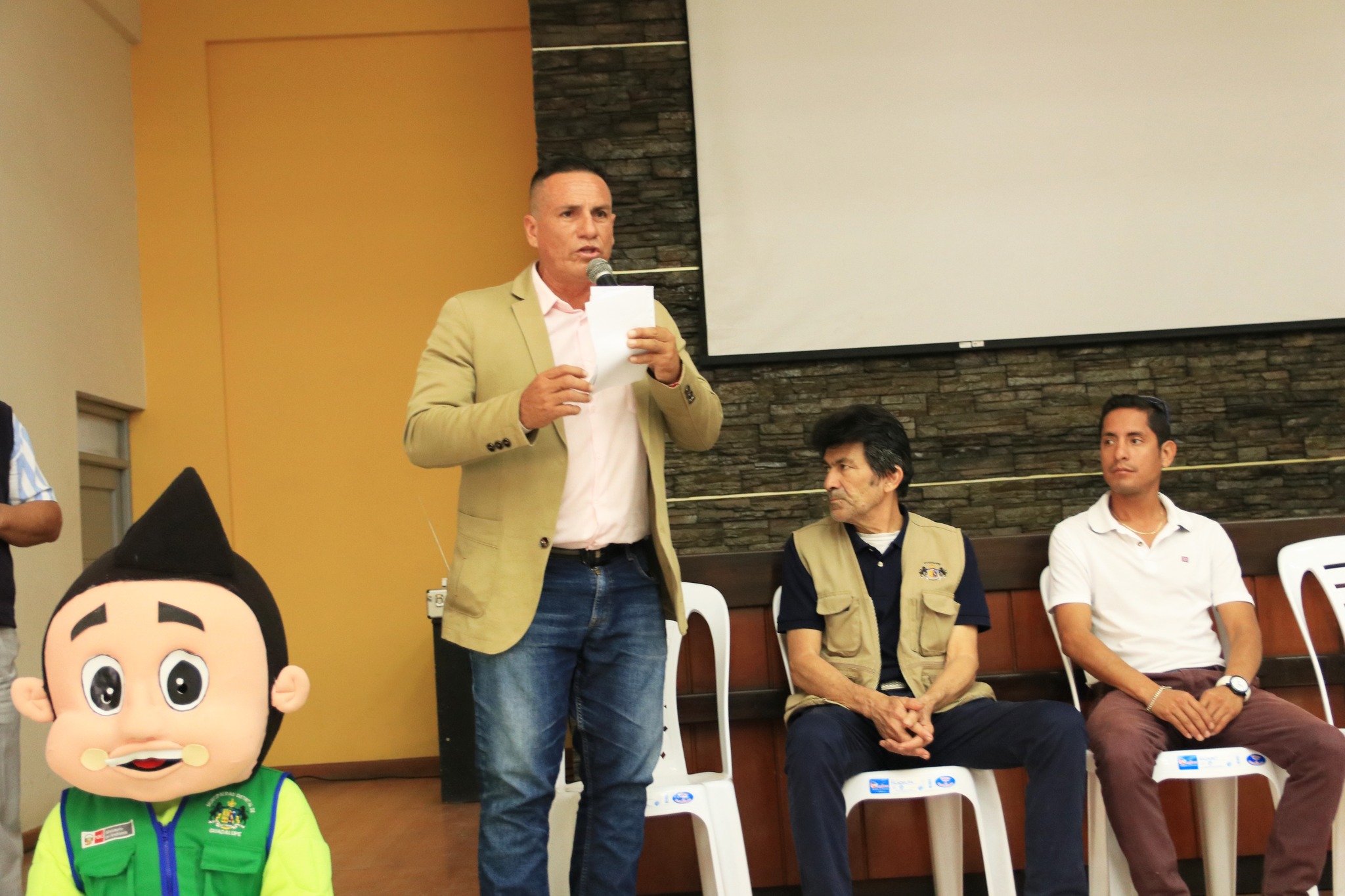 El Alcalde Abog. Juan Castañeda, realizó la entrega de reconocimientos y trofeos a las instituciones educativas