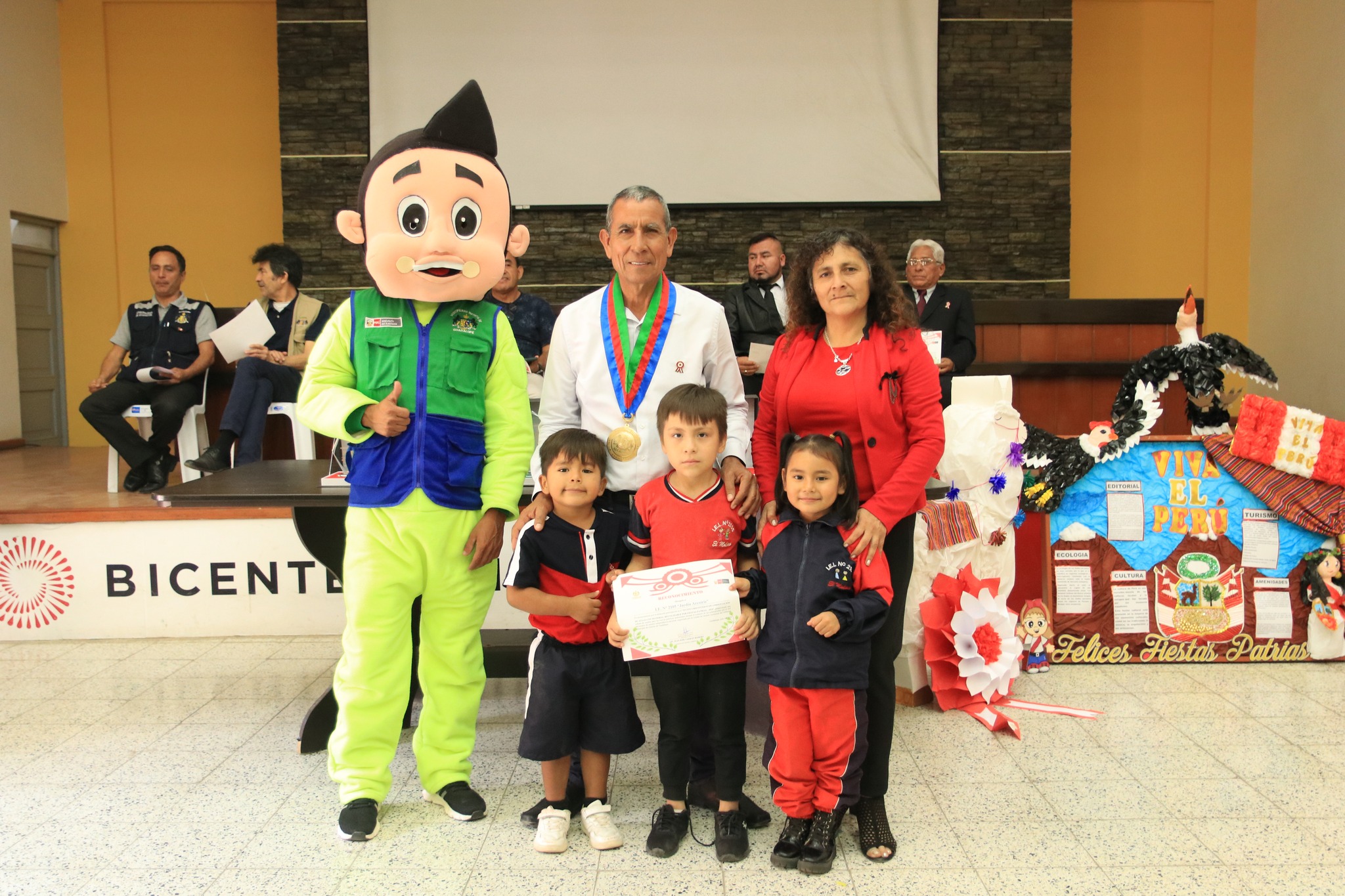El Alcalde Abog. Juan Castañeda, realizó la entrega de reconocimientos y trofeos a las instituciones educativas