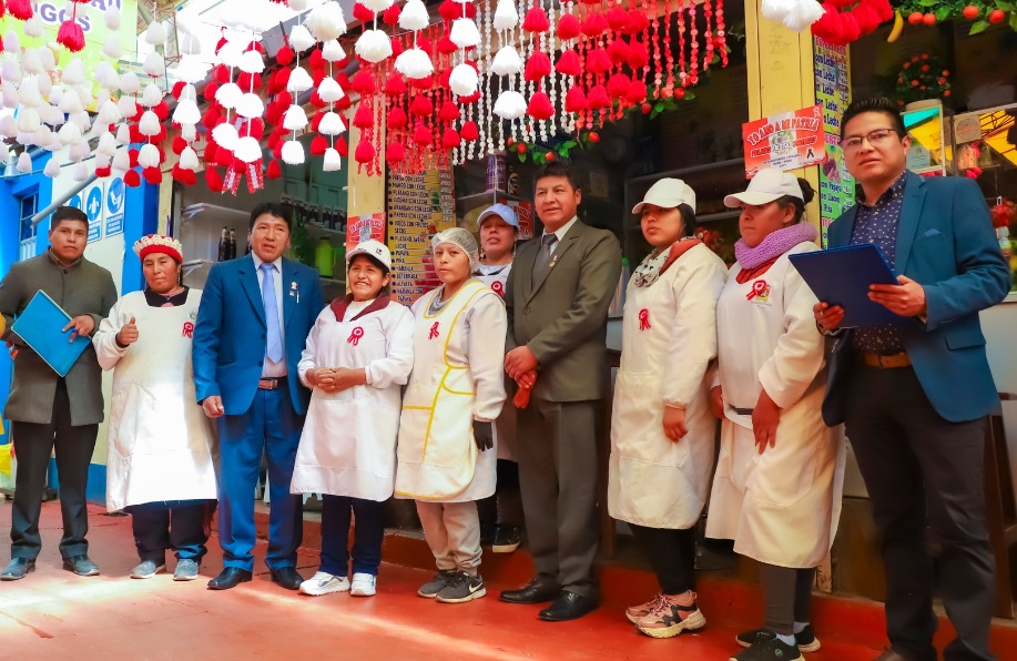 Comerciantes del Mercado Unión y Dignidad conmemoran y revaloran el civismos de las fiestas patrias