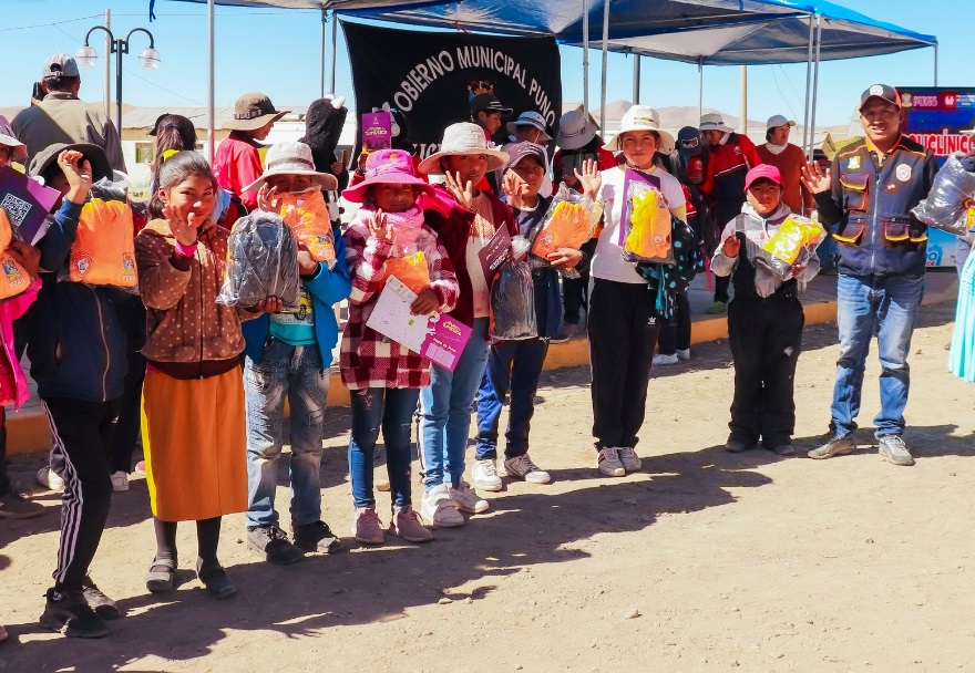 La Municipalidad de Puno brinda apoyo humanitario en el centro poblado de Sacuyo, para enfrentar el descenso de temperatura