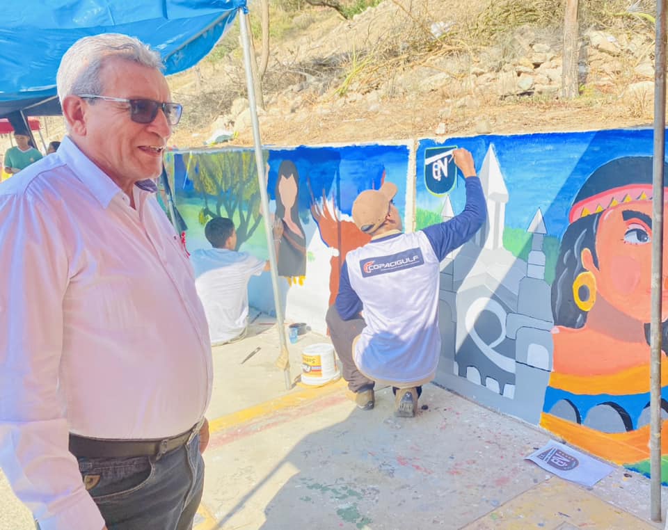 🟢 En el cuarto día del concurso "Pincelando el Chira", el alcalde de Sullana, Ing. Marlem Mogollón, se ha hecho presente en el Paseo Turicarami para observar de cerca los avances de esta iniciativa que él mismo proyectó y que ahora se está haciendo realidad.
🟠 La presencia del alcalde ha sido recibida con entusiasmo por los estudiantes y la comunidad, quienes continúan trabajando con dedicación en los murales que ya alcanzan un notable avance.
🟢 “Este evento no solo está transformando el paseo Turicarami en un espacio artístico, sino también en un punto de encuentro para los todos los sullaneros que disfrutan del arte, la cultura y la recuperación de la identidad sullanera”, expresó el Econ. Floro Rumiche, Gerente de Desarrollo Económico.
🟢 La coordinadora del concurso, Lic. Katiuska Castillo Aguirre, destacó que bajo la iniciativa del Alcalde, se ha garantizado que el desarrollo del concurso sea exitoso, desmostrando que la gestión de Mogollón Meca, está comprometida con el arte, la cultura y la revitalización de Sullana.