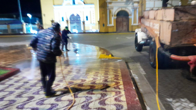 ¡Limpieza y Desinfección de la Plaza de Armas! 